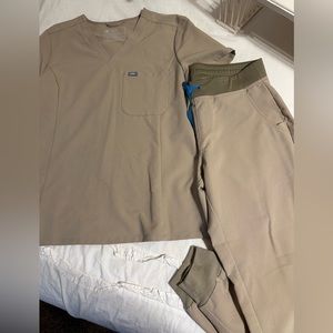 Figs Large Top and Medium Joggers SET